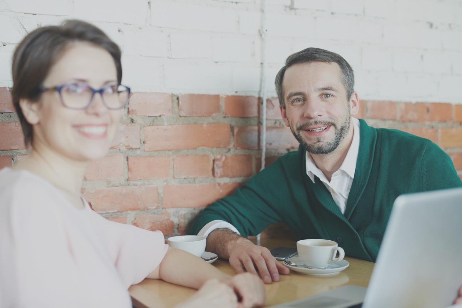 Planificación financiera con gráficos y documentos